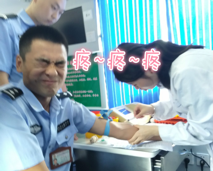 疼skr人！警察在移動(dòng)獻(xiàn)血車上的表情包亮了