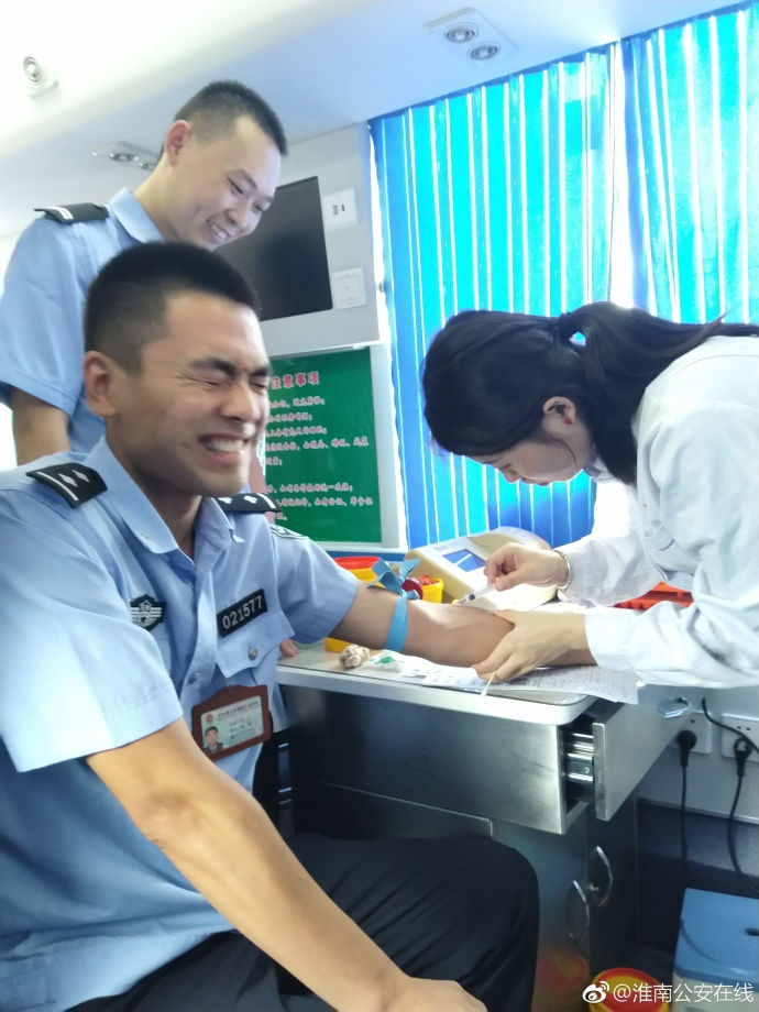 疼skr人！警察在移動(dòng)獻(xiàn)血車上的表情包亮了