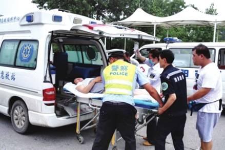 命懸一線牽動人心，救護車臨危不亂治病救人_